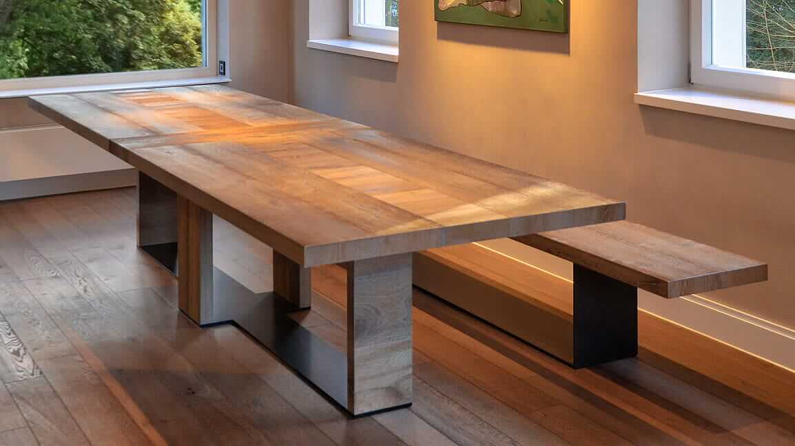 Drei Meter achtzig lang und 230 Kilogramm schwer: Der Maßtisch für die „Zukunft des Wohnens“ in der Location Villa Stöcken.