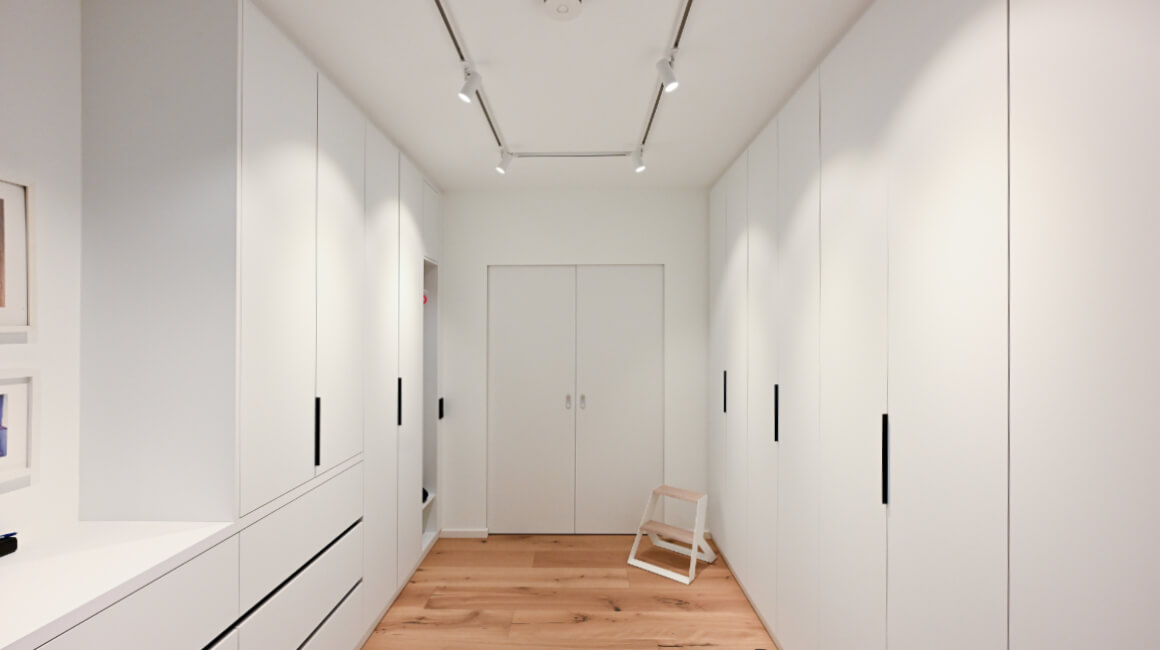 Individualisierung par excellence: Einbauschränke aus der Tischlerei | Schreinerei Korfmacher.