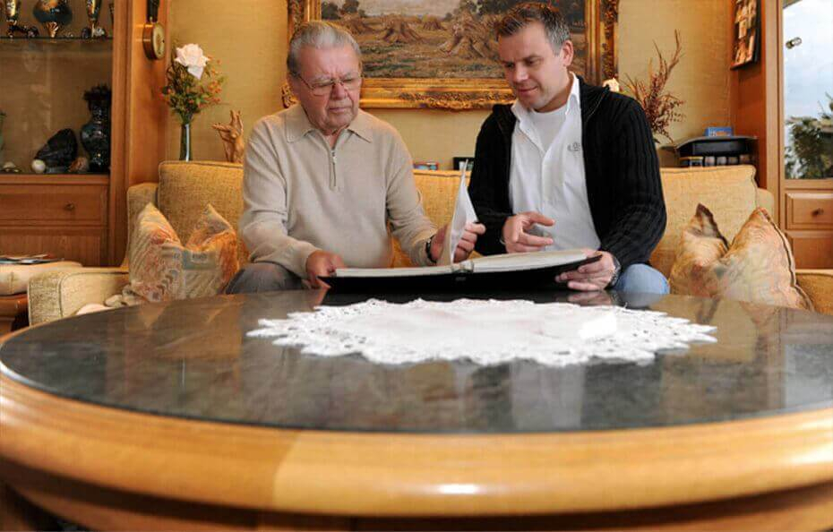 Zwei Generationen, ein Anspruch: Einbaumöbel und individuelle Möbel in heraus&shy;ragen&shy;der Qua&shy;li&shy;tät. Aus dem Tischlermeister&shy;betrieb Korfmacher.