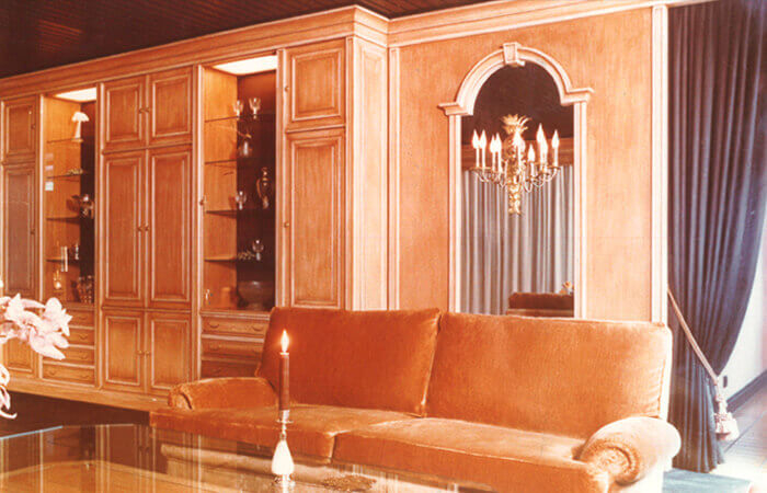 1968 en vogue: Ein Wohnzimmer&shy;schrank, gebaut in der Werk&shy;statt von Tischler&shy;­meister Gerhard Korfmacher.