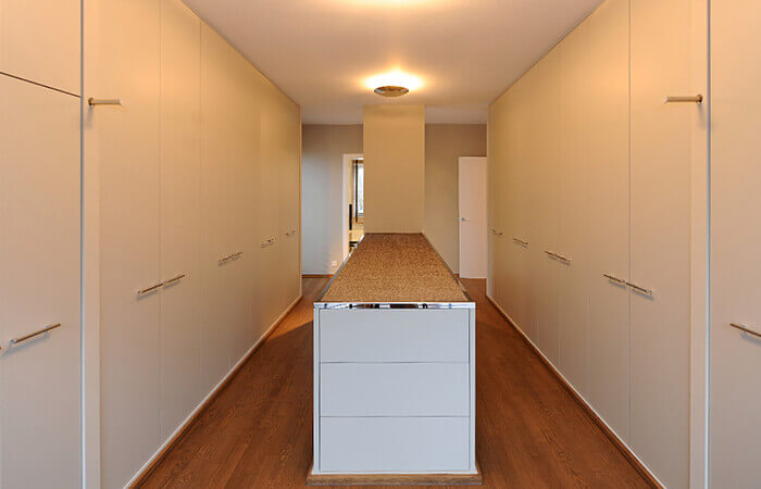 Ein Ankleideraum wie kein Zweiter – aus dem Tischler&shy;meister&shy;betrieb Korfmacher, Düsseldorf.