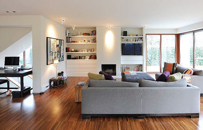 Einbaumöbel aus dem Tischler&shy;meister&shy;betrieb Korfmacher, Düsseldorf für einen Wohn- und Arbeitsraum.