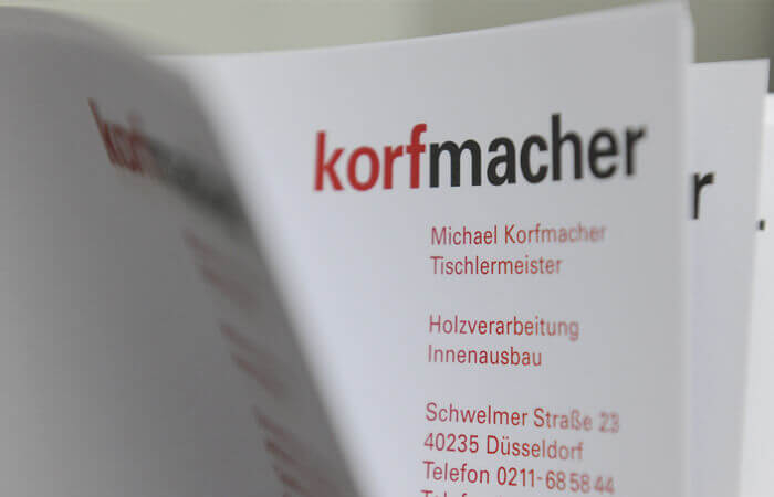 Das Telemediengesetz schreibt vor, dass Firmen, die einen Internet&shy;auftritt betreiben, in ihr Impressum zahl&shy;reiche Angaben auf&shy;neh&shy;men und diese Infor&shy;ma&shy;tionen „leicht erkenn&shy;bar, un&shy;mittel&shy;bar erreichbar und ständig verfügbar“ halten.