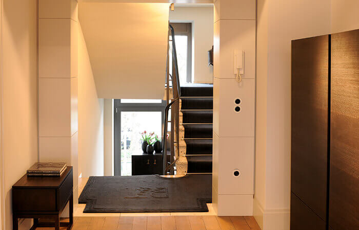 Individuelle Möbel aus dem Tischler&shy;meister&shy;betrieb Korfmacher, hier in einem Eingangsbereich.